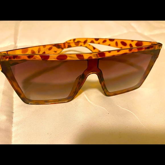 SUMMER‼️🕶☀️ Leopard Print Sunglasses/Shades - Picture 2 of 4